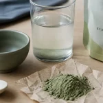 Boire argile verte : poudre verte, verre d’eau et cuillère non métallique
