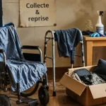 Matériel médical d’occasion à donner : collecte & reprise avec fauteuil roulant, déambulateur et pancarte locale
